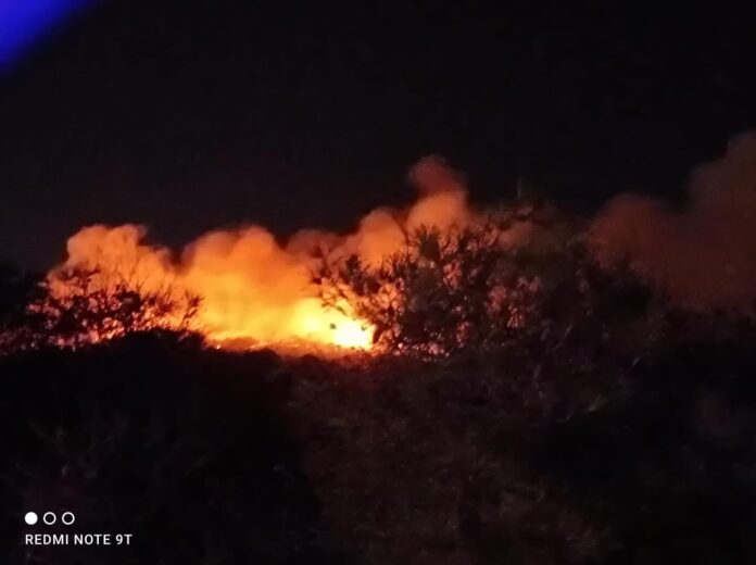 The blaze erupted just a few hundred meters from the secure perimeter of a Spanish Navy installation known for its 380-meter-high communications antenna, popularly referred to as the “American antenna.”