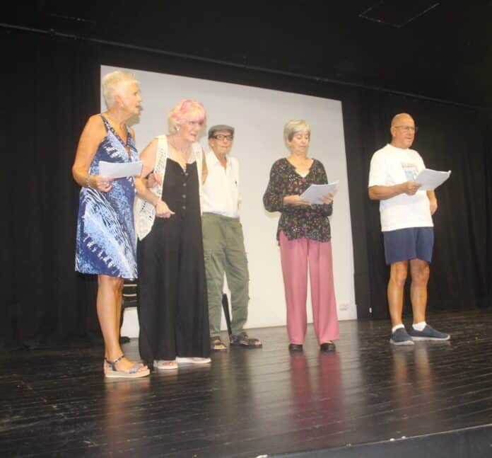 Хоча ми максимально дисципліновані під час репетицій, треба сказати, що ми також отримуємо величезне задоволення. Матеріал змушує нас сміятися, і ми любимо додавати кумедні штрихи тут і там під час виконання.