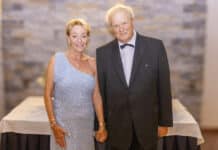 Jávea Lodge nr. 40 zamelt geld in voor lokale brandweerlieden tijdens spectaculaire Ladies' Night De gastheren, Alex Wilkins en zijn vrouw, mevrouw Jean Wilkins