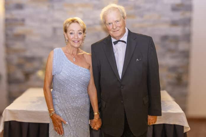 Die Gastgeber, Alex Wilkins und seine Frau, Frau Jean Wilkins