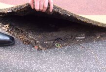 Parques rotos, confianza rota: la queja de una madre pone de manifiesto el abandono de los parques infantiles en Orihuela El niño tropezó con una baldosa de goma elevada. En lugar de amortiguar la caída, la superficie endurecida e irregular lo hizo rodar hacia adelante, partiéndose la barbilla.