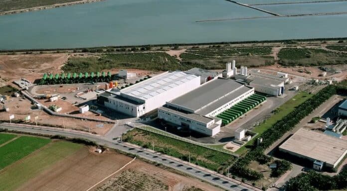 Zakład produkuje każdego dnia niemal 130,000 50 metrów sześciennych wody pitnej — wystarczająco dużo, aby napełnić XNUMX basenów olimpijskich. Ma on kluczowe znaczenie w codziennym życiu: w gospodarstwach domowych, szkołach, szpitalach i firmach.