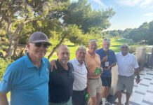 San Miguel's Batterby scoort bijna Oliver heette ons welkom in de ProShop en in de Terrace Bar genoten we van tostadas en koffie. Daarna pakten onze dappere strijders hun tassen, startten hun buggy's en gingen naar de eerste afslagplaats.