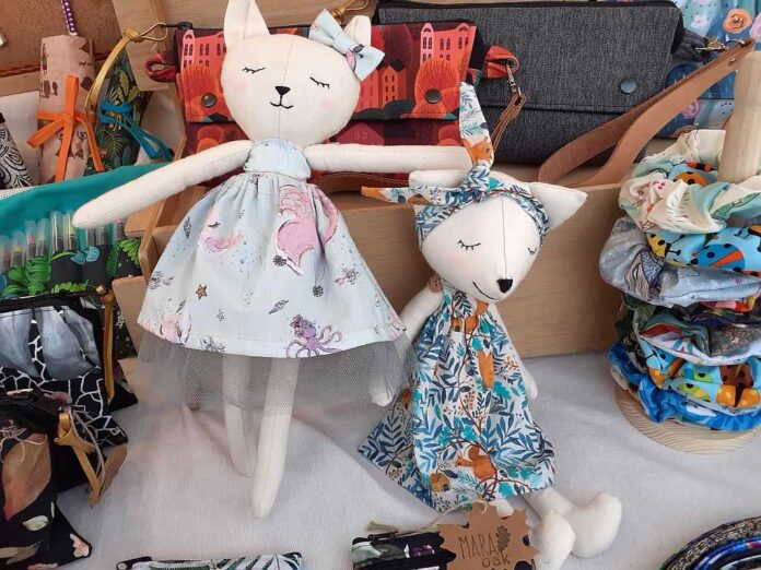 If you think that all beach fairs are the same, you have not been to the one in the Port of Jávea. There the artisans association AMATA carefully selects the participants - and you can see the difference!