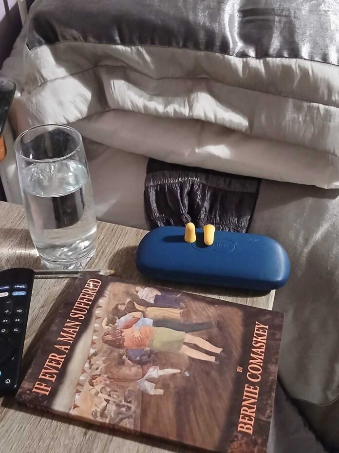 Доставщица двух бисквитов «Мариетта» небрежно спросила: «О чём вы пишете на этой неделе?» «О храпе», — ответил я. Её мгновенный язвительный ответ нарушил моё спокойствие: «Клянусь Богом, только упомяни меня, и ты труп!»