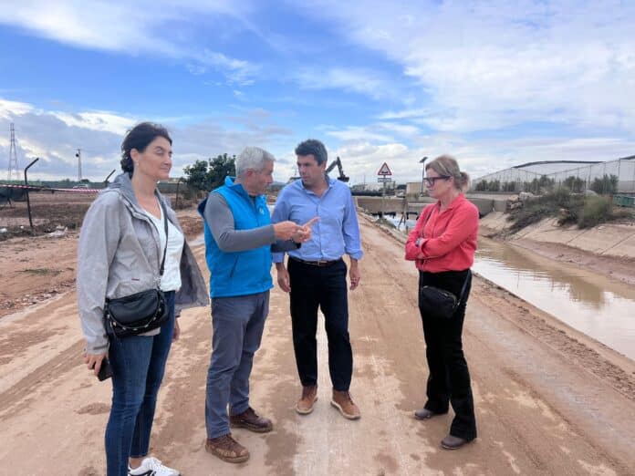 El presidente valenciano Carlos Mazón con el alcalde de Pilar de la Horadada en una visita a la localidad durante las inundaciones