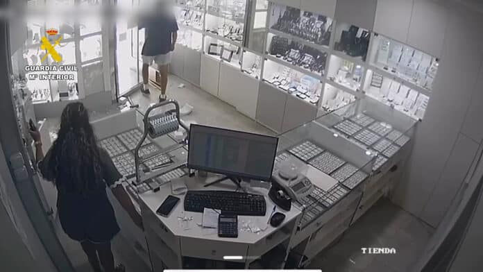 Громадянська гвардія в рамках операції «Tor 2» заарештувала двох осіб, звинувачених у пограбуванні ювелірного магазину в місті Агілас (Мурсія).