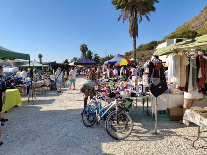 Det lokale politiet har fortsatt å forsegle markedets tilgangspunkter, bare for at forseglingene skal fjernes av markedspersonalet før åpning og settes på plass igjen etter stenging.