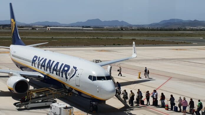 Ryanair continúa con sus operaciones de invierno en el Aeropuerto de Corvera en Murcia; sin embargo, aunque la región ha evitado recortes inmediatos de rutas, el futuro de los vuelos de 2026 sigue siendo incierto.