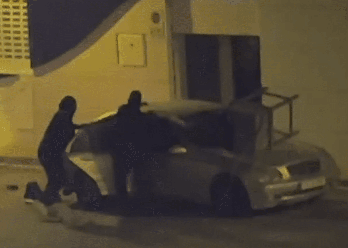 Dans leur fuite précipitée, les malfaiteurs n'ont même pas pris la peine de charger le coffre-fort dans la voiture ; ils l'ont simplement posé en équilibre sur le capot et ont filé dans la nuit.