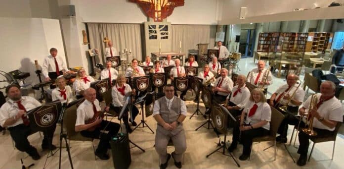 Le concert commence à 20h15 et l'entrée est gratuite, bien qu'une collecte soit organisée à la fin de la soirée au profit d'associations caritatives locales.