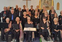Crescendo Choir organiseert concerten met traditionele muziek van over de hele wereld Het koor verwelkomt ook nieuwe zangers om zich bij de internationale groep aan te sluiten, die momenteel leden uit heel Europa en Noord-Amerika omvat, ondersteund door Spaanse muzikanten als dirigent en pianist.