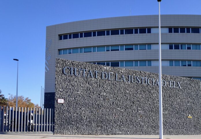 Il caso risale alla notte del 23 ottobre 2021, quando l'imputato, amico della sorella della vittima, partecipò a una cena a casa della giovane.