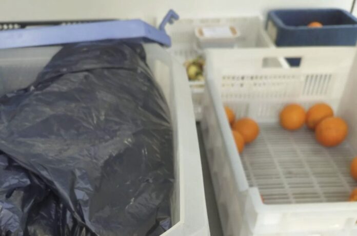 Fuentes sindicales informan que sábanas sucias y ropa cubierta de orina y heces son transportadas junto a alimentos, incluidos postres y pan, en furgonetas sin identificación.