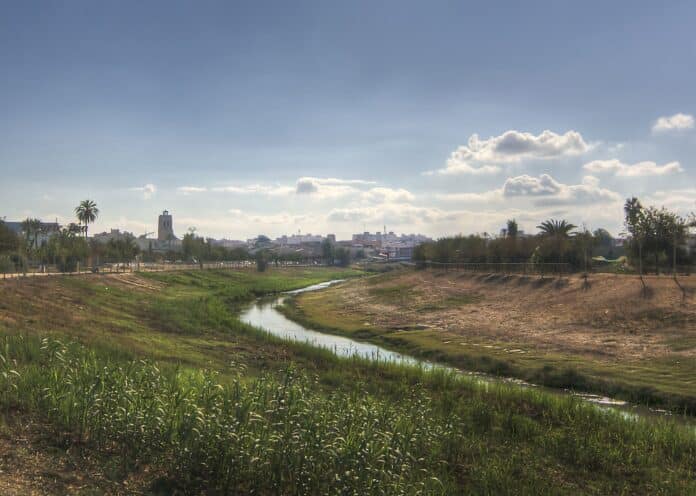 L'enquête vise à comprendre comment les citoyens d'Orihuela se rapportent à la rivière, leur perception du risque d'inondation et leur connaissance des efforts de renaturalisation en cours.