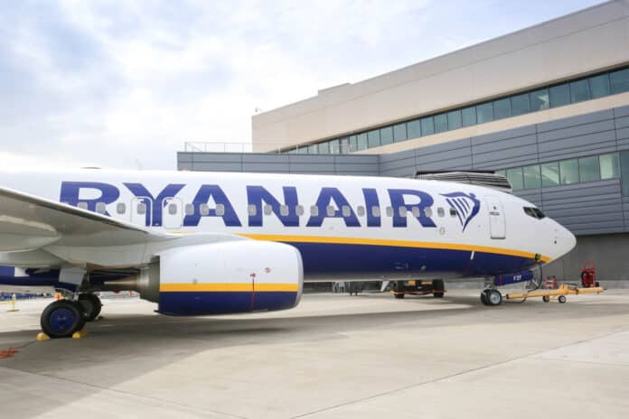Más allá del número de pasajeros, la presencia de Ryanair aporta importantes beneficios económicos a la provincia. Según Ruiz, las operaciones de la aerolínea en Alicante generan alrededor de 6,700 empleos directos e indirectos.