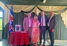 Maria Wilson in het roze nu ze eindelijk haar BEM krijgt Maria Wilson met haar man en zoon terwijl ze haar BEM ontvangt van de Britse ambassadeur Sir Alex Ellis