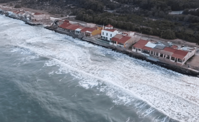 Министерство утверждает, что снос домов на побережье, построенных без законных оснований для проживания на государственных морских и сухопутных землях, относится исключительно к компетенции штата, а не региона.