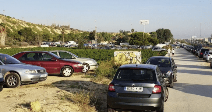 Il mercato adiacente alla N-332 a Guardamar del Segura, noto come El Fogón de Guardamar, ha riaperto i battenti domenica nonostante un'ordinanza comunale che ne imponeva la chiusura. La riapertura è avvenuta dopo la rottura dei sigilli apposti dalla Polizia Locale.