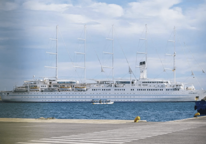 Le Club Med 2 est largement considéré comme le navire amiral de la société et l'un des voiliers les plus luxueux au monde, en activité depuis 1992.