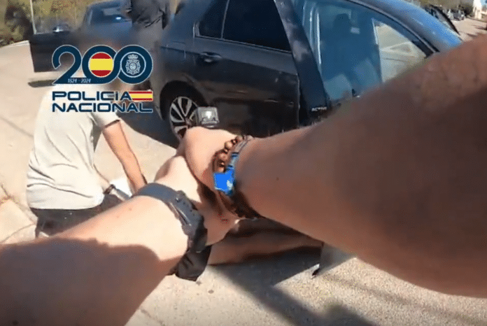 Den dramatiske pågripelsen ble utført av Spanias nasjonale politi, som angrep trioen mens de kjørte gjennom gatene i byen Vega Baja.