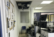 Un opérateur du centre d'appels d'urgence blessé par l'effondrement d'un plafond à San Javier Le syndicat a dénoncé les mauvaises conditions de sécurité au centre de sécurité municipal, décrivant le bâtiment comme « vieux d'un demi-siècle » et « inadapté à sa fonction ».