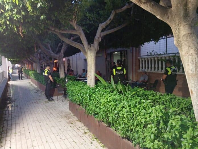 Volgens de Spaanse autoriteiten heeft een politieactie laat in de nacht in een populaire nachtclub in Rojales geleid tot zeven arrestaties en meerdere aanklachten wegens drugs- en wapenbezit.