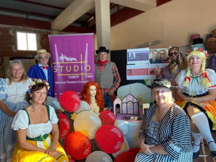 Vi inviterer deg til å komme innom, si hei, og la oss svare på eventuelle spørsmål du måtte ha om Costa Blancas mest anerkjente musikalske teatergruppe.