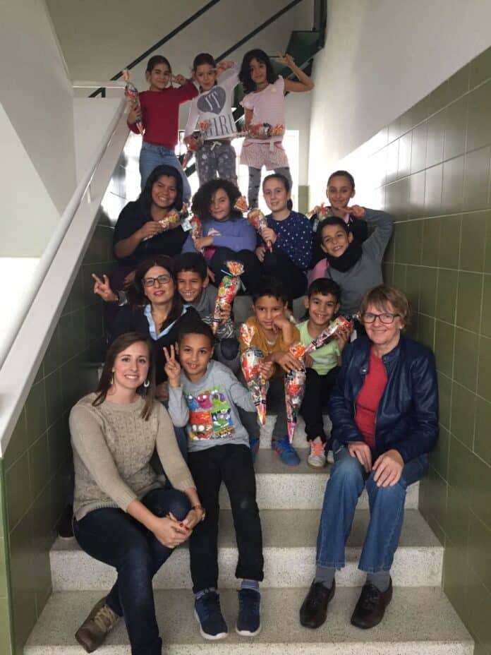 De theatergroep ADAPT heeft al jarenlang het geluk een nauwe band te onderhouden met de plaatselijke basisschool “Las Esperanzas” in San Pedro. Hierdoor kunnen we elk jaar rekenen op een groep lokale schoolkinderen die in onze pantomimes optreden, tot groot genoegen van iedereen die erbij betrokken is.