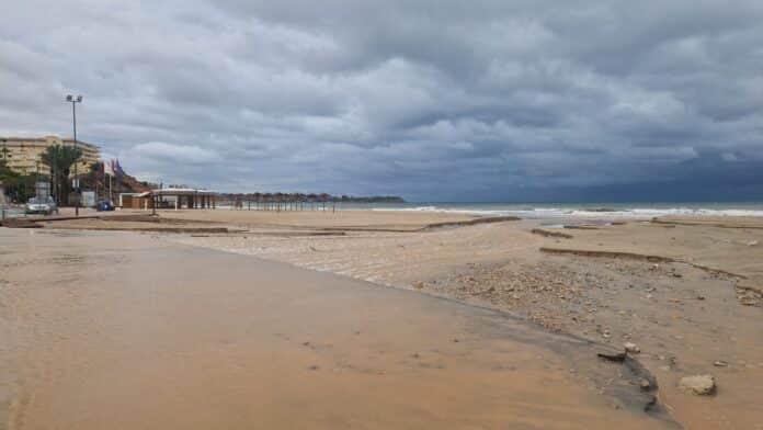 La plage de Campoamor, joyau d'Orihuela Costa, est célèbre pour son sable doré, ses eaux cristallines et son ambiance familiale. Pourtant, chaque fois que de fortes pluies frappent la région, la plage est confrontée à de graves problèmes.