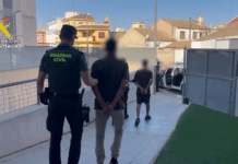 Twee mannen gearresteerd voor steekpartij in Almoradí Het incident vond plaats in het centrum van Almoradí, waar de 38-jarige verdachte het slachtoffer meerdere keren zou hebben gestoken. Getuigen waren geschokt door de hevigheid van de aanval.