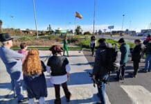 VIDEO AANPASSEN IN HET BLIK Een van de unieke kenmerken van de pantomimes van de ADAPT Theatre-groep is het gebruik van locatievideo's om een deel van het verhaal te vertellen. De opnamen zijn gemaakt op bekende locaties in San Pedro en er worden vaak mensen bij betrokken die bekend zijn in de omgeving.