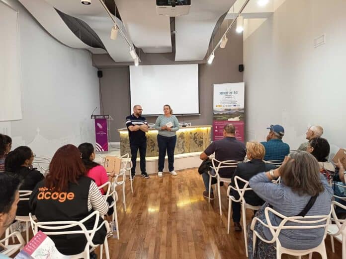 La sesión de dos horas en la Biblioteca María Moliner reunió a personas de todas las edades y procedencias para debatir los desafíos del río y proponer ideas para su revitalización.