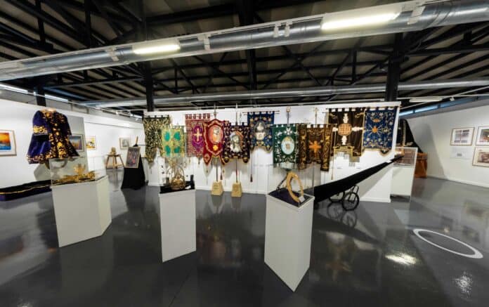 Tijdens de virtuele tour worden meer dan 320 objecten uit plaatselijke kerken, broederschappen en privécollecties getoond, waaronder sculpturen, praalwagens, gewaden, banieren, lantaarns en audiovisueel materiaal.