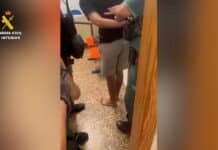 Ontsnapping op blote voeten en chaos op hoge snelheid terwijl politie in Torrevieja drugsverdachten arresteert na wilde achtervolging Een heftige achtervolging door de politie door de straten van Torrevieja eindigde met de arrestatie van twee mannen van 25 en 33 jaar oud. Bij een roekeloze achtervolging raakte een voetganger gewond en raakten meerdere auto's beschadigd.