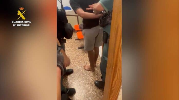 Una persecución policial de alto octanaje por las calles de Torrevieja terminó con el arresto de dos hombres, de 25 y 33 años, después de una persecución temeraria que dejó a un peatón herido y varios coches dañados.