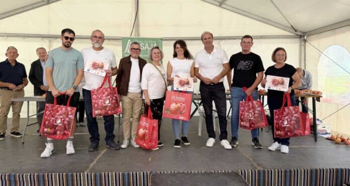 „Dla mnie” – powiedział Torres – „cięcie granatów jest tak proste, jak czesanie włosów. Moja rodzina często je je, a ja ścinam je od wielu lat”.