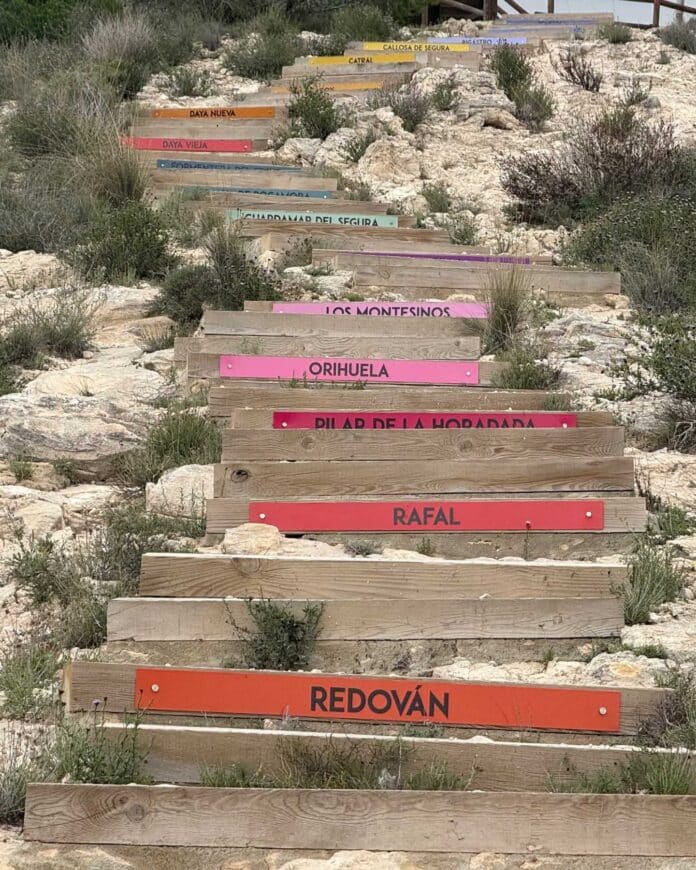 Burgemeester Vicente Cases zei dat de trappen “de comarca symbolisch vanuit het hart verenigen en ons eraan herinneren dat elke stad zijn eigen identiteit heeft, maar ook een gemeenschappelijke geschiedenis en toekomst deelt.”