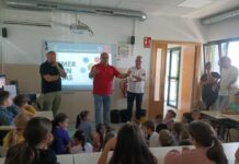 Los escolares de Orihuela aprenden cómo mantenerse a salvo en caso de emergencia. Víctor Valverde, concejal de Emergencias, declaró: “Queremos promover la autoprotección tanto en las aulas como en casa, y asegurar que los estudiantes comprendan la importancia de llamar al 112 en caso de emergencia”.