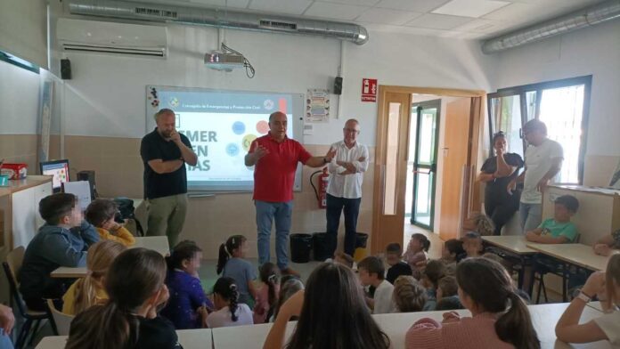 Víctor Valverde, raadslid voor noodsituaties, zei: "We willen zelfverdediging bevorderen, zowel in de klas als thuis, en ervoor zorgen dat leerlingen begrijpen hoe belangrijk het is om bij noodgevallen 112 te bellen."