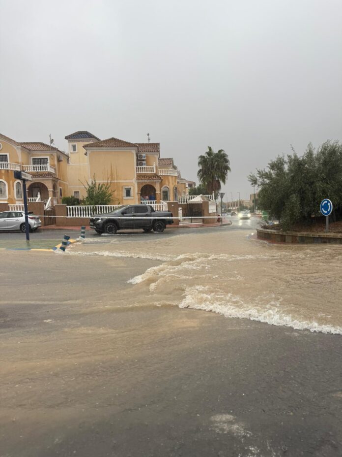 Om veiligheidsredenen blijven ongeveer 15 straten afgesloten, evenals alle onderdoorgangen langs de N-332 en wegen die kloven en ravijnen in het kustgebied kruisen.
