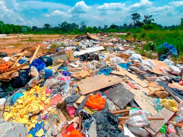 Beamte sagten aus, dass die illegalen Bestattungen trotz Warnungen der Polizei durchgeführt wurden und dass Poveda die Arbeiten beschleunigte, als er vor Ort damit konfrontiert wurde.