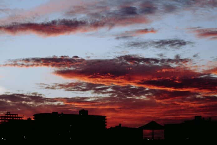 La causa no fue la energía eólica ni la solar, como algunos temían, sino una rara “cascada de sobretensión”: una reacción en cadena descontrolada de aumento de voltaje que desbordó la red ibérica en segundos.