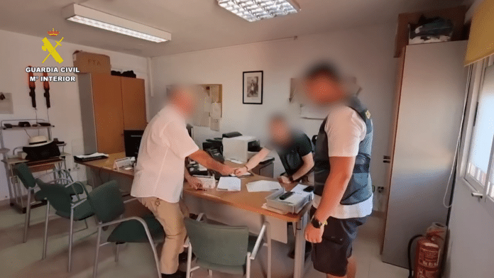 En quelques heures, la voiture a été localisée et les enquêteurs ont identifié un suspect : un homme sans adresse fixe, connu pour se déplacer entre les maisons vides ou abandonnées du quartier.