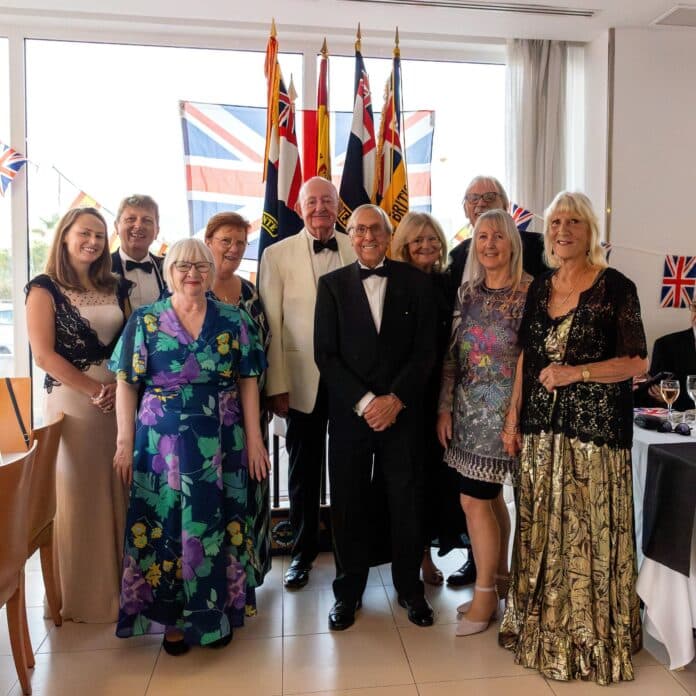 Сослуживцы RNATB (мужской и женский пол), их семьи и гости смогли встретиться с почетным гостем, недавно назначенным военным атташе посольства Великобритании в Мадриде, капитаном Королевских ВМС Энтони Крэббом и его женой Кэролайн Такетт.