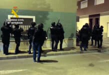 Gwardia Cywilna rozbija najbardziej ruchliwy ośrodek narkotykowy w Torre Pacheco Gwardia Cywilna zlikwidowała, jak twierdzą władze, najbardziej ruchliwy punkt sprzedaży narkotyków w Torre Pacheco i aresztowała trzech członków tej samej rodziny podejrzanych o kierowanie siatką przestępczą.