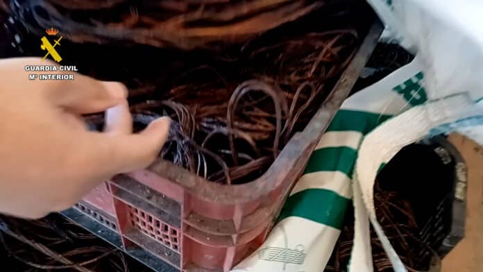 La Guardia Civil y la policía local detuvieron in fraganti a dos sospechosos que intentaban vender cobre pocas horas después de haberlo robado.