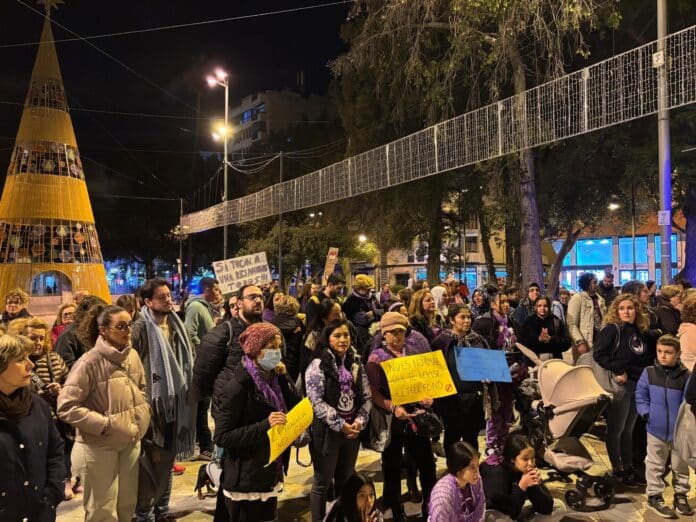 Langs de route verenigden zich talloze maatschappelijke organisaties, verenigingen en bewoners om hun stem te laten horen tegen alle vormen van gendergerelateerd geweld.