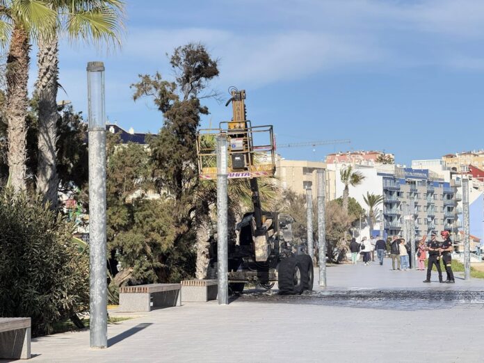 L'incendio è divampato poco dopo le 1:30 nella parte inferiore dell'ascensore, dove si trovano il motore e le ruote. Secondo il Consorzio Provinciale dei Vigili del Fuoco, le fiamme si sono propagate rapidamente attraverso gli pneumatici, causando la completa distruzione del mezzo.