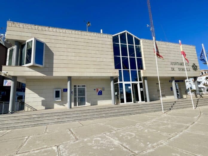 Raadslid Manuel Mestre legde uit dat het project aan de Calle Paraná een belangrijke stap is in de verbetering van de bescherming tegen overstromingen in Orihuela Costa.